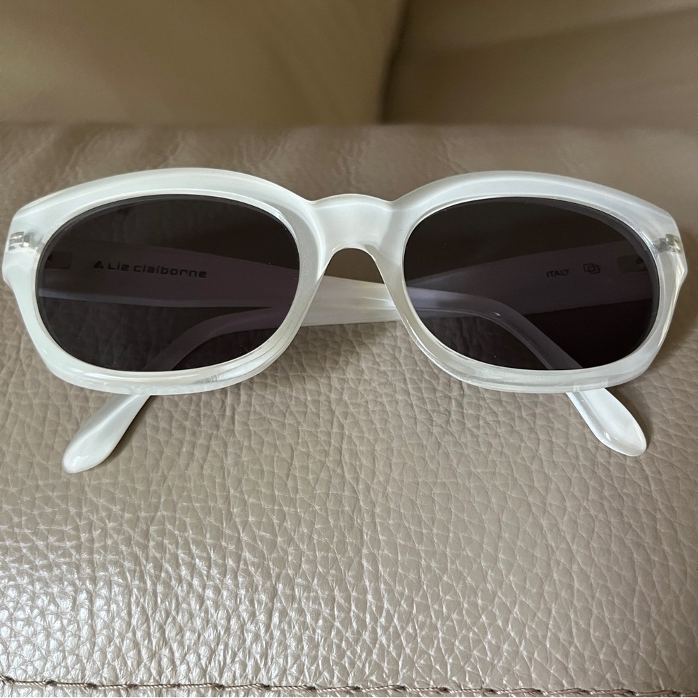 LIZ CLAIBORNE UV Sunglasses Oval Square White Plastic Gold Accent Italy Made Vtg - Picture 4 of 16
